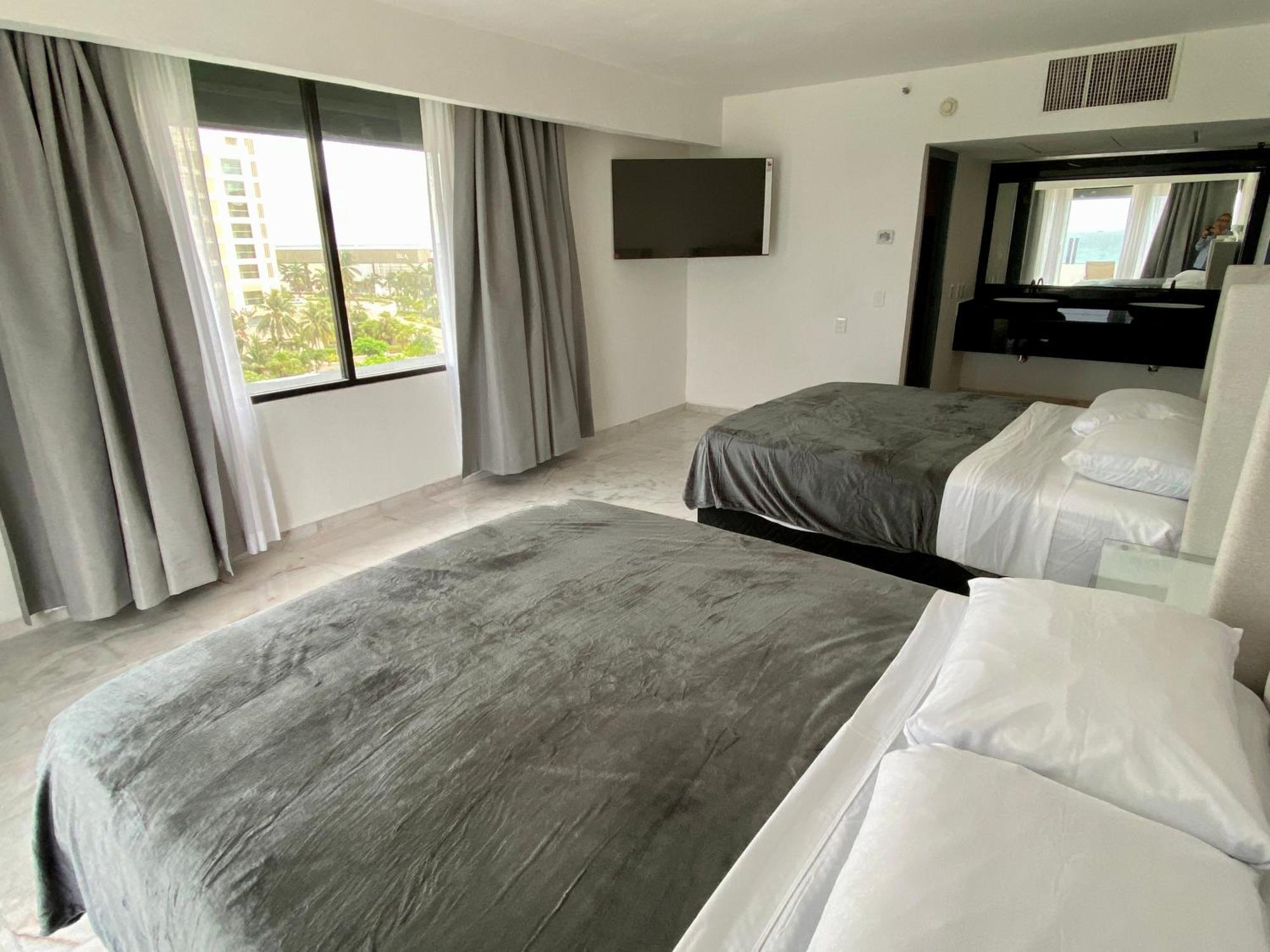Condo In Ocean Front Resort Cancun Room photo
